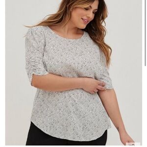 Torrid white dot short sleeve ruched blouse
